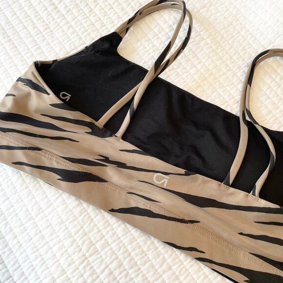 GAP Fit Blackout Sports Bra - Picture 2 of 3